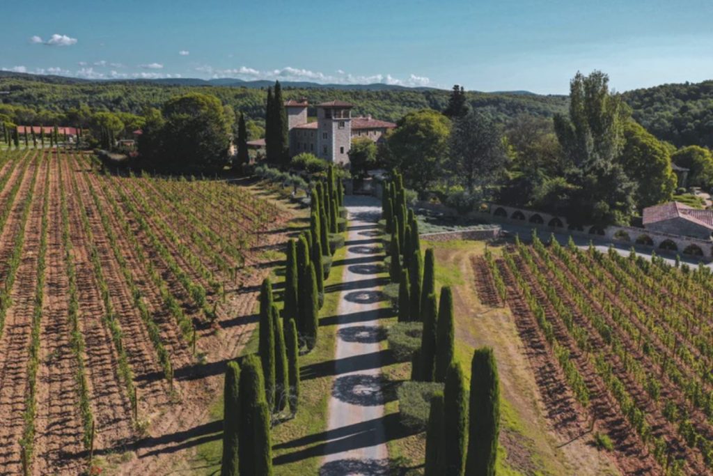 Domaines viticoles : Château de Berne entourée de vignes, avec hôtel 5 étoiles et restaurant gastronomique en Provence