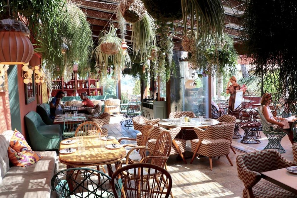 Table intimiste au restaurant Da Laura à Mougins, dans un décor élégant et chaleureux pour une cuisine italienne authentique