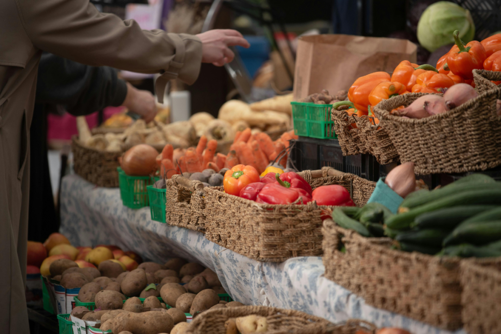 Étals de légumes de saison sur un marché provençal en hiver sur la Côte d’Azur