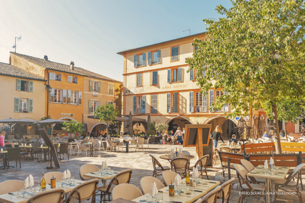 Place des Arcades à Valbonne village un matin d’hiver, terrasses ensoleillées et ambiance provençale
