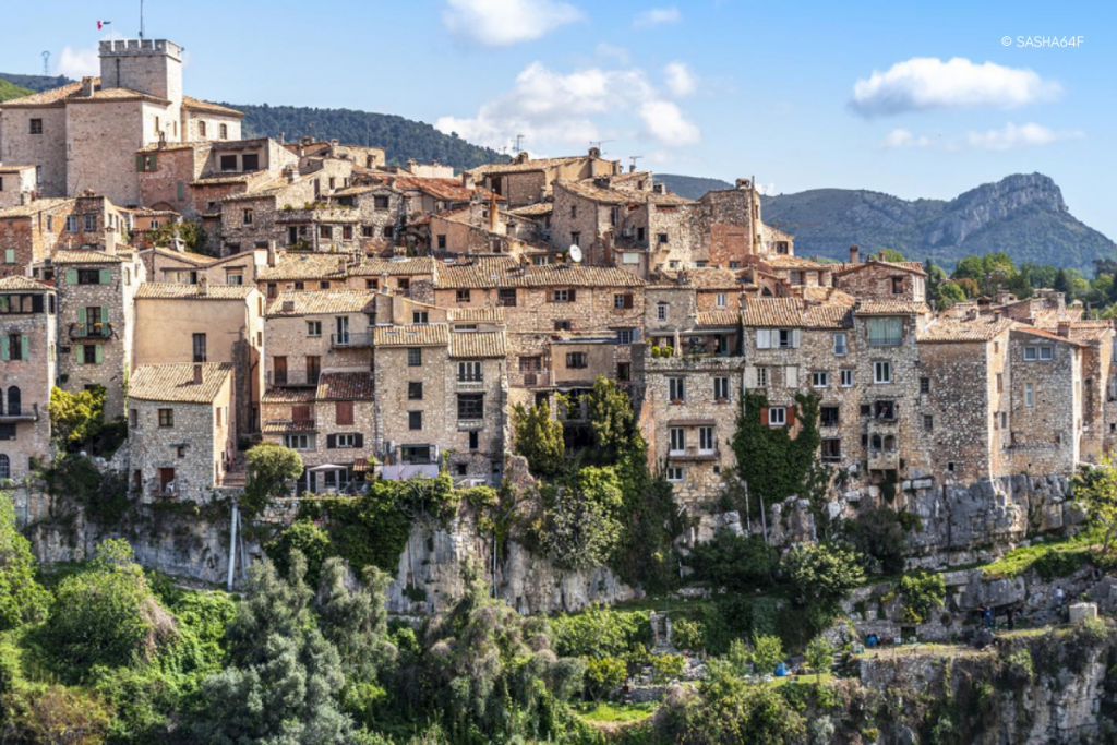 Vue panoramique sur les maisons de pierre de Tourrettes-sur-Loup, village perché au bord des falaises, Alpes-Maritimes