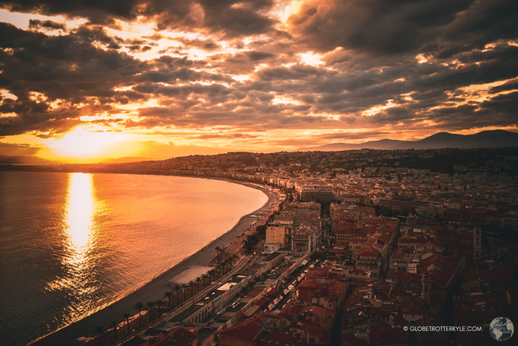Vue panoramique du coucher de soleil sur la baie des Anges depuis la colline du Château à Nice, l’un des plus beaux spots de la Côte d’Azur