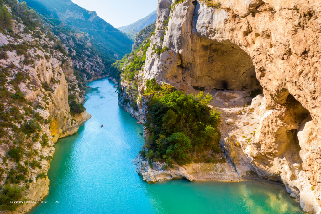 Panorama spectaculaire des Gorges du Verdon en hiver sur la Côte d’Azur, falaises vertigineuses et rivière turquoise bordée de forêts